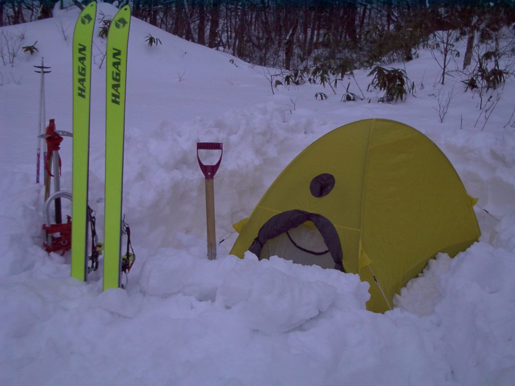冬山のテント生活のコツ 雪上にテントを張る